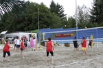 Ein Dorf spielt Beachvolleyball