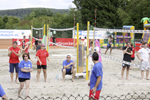 Ein Dorf spielt Beachvolleyball